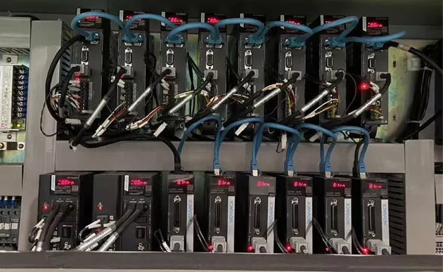 آلة تحفيز مزدوجة بخط مستقيم ، أجهزة دقيقة ونظام تحكم محرك VFD